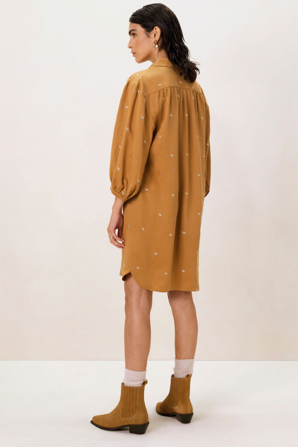 Kleid mit Puffärmeln und Stickerei - braun
