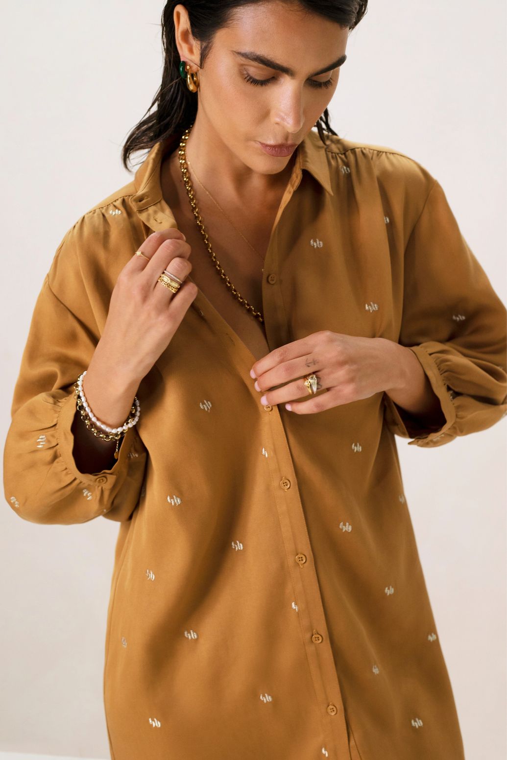 Bruine jurk met pofmouwen en embroidery