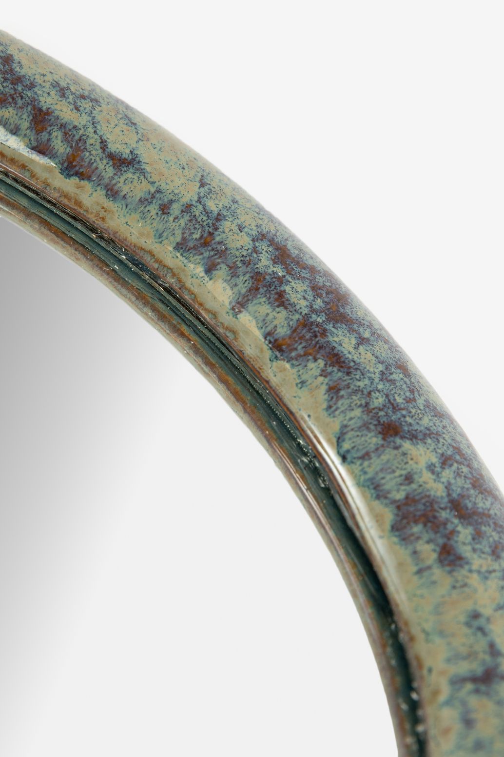 Grijsgroene ronde hangspiegel met keramische omlijsting