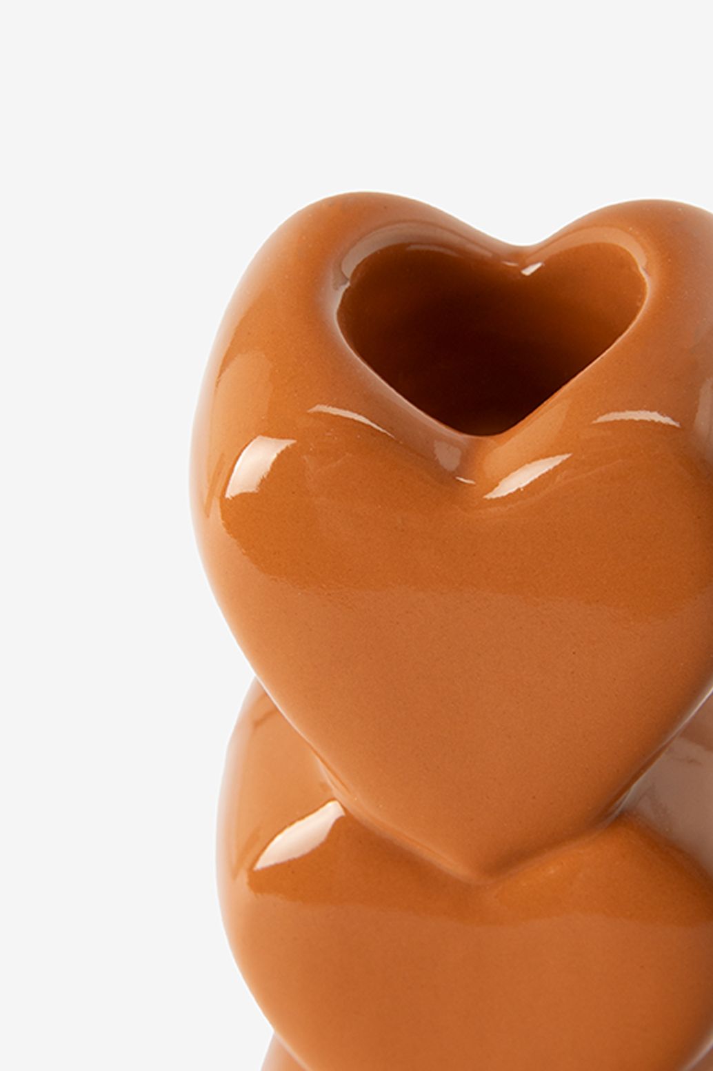 Oranje kandelaar met opgestapelde hartjes