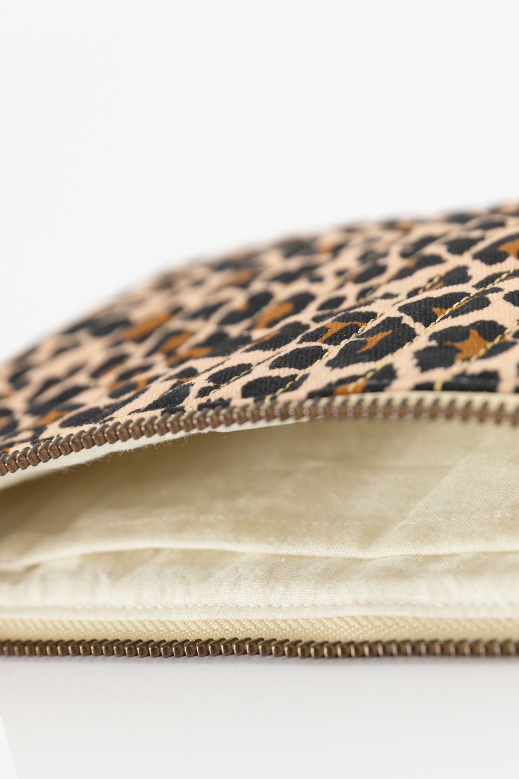 Bruine etui met leopard print