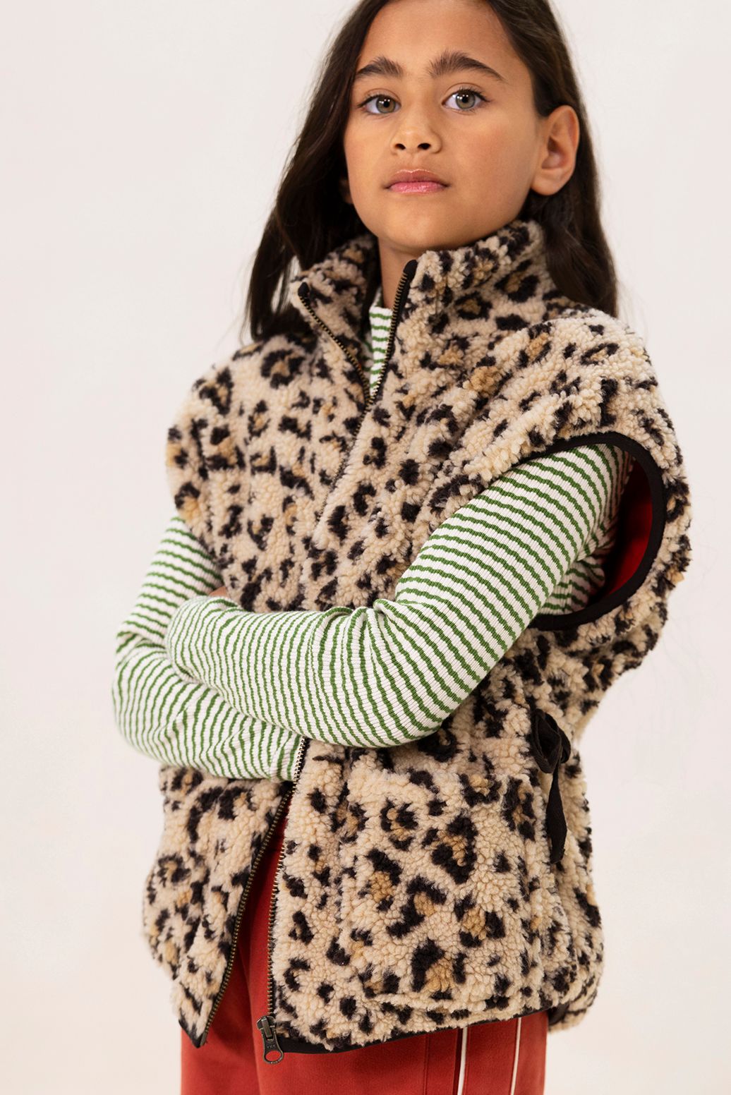 Gilet sans manches duveteux avec imprimé léopard - marron clair