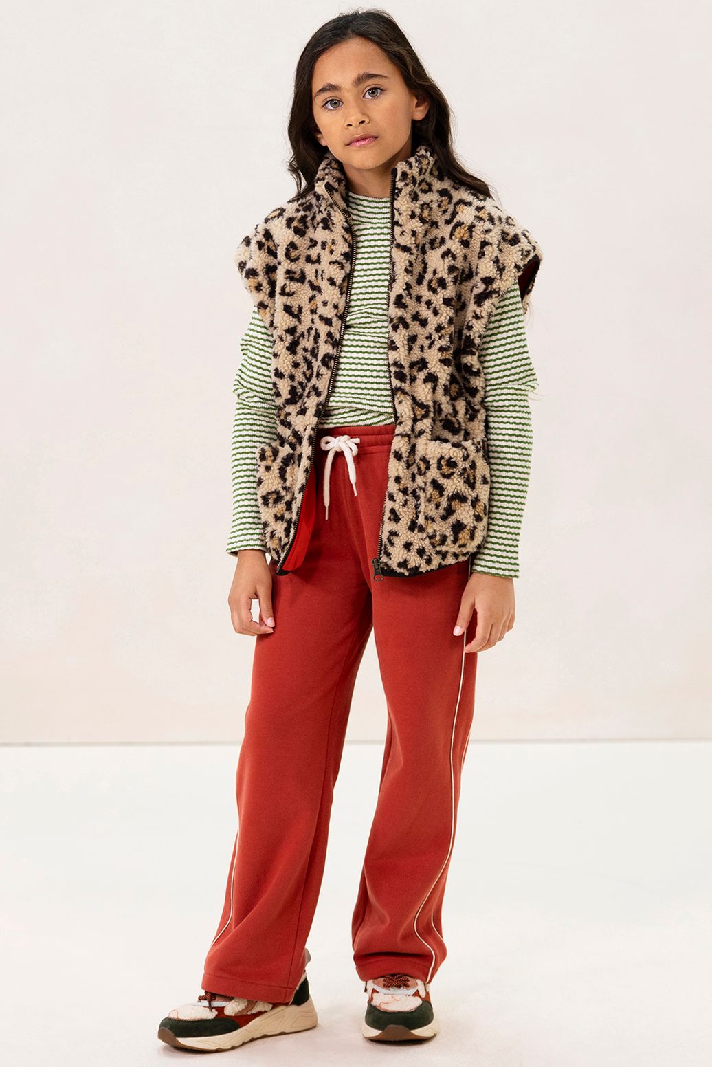 Gilet sans manches duveteux avec imprimé léopard - marron clair