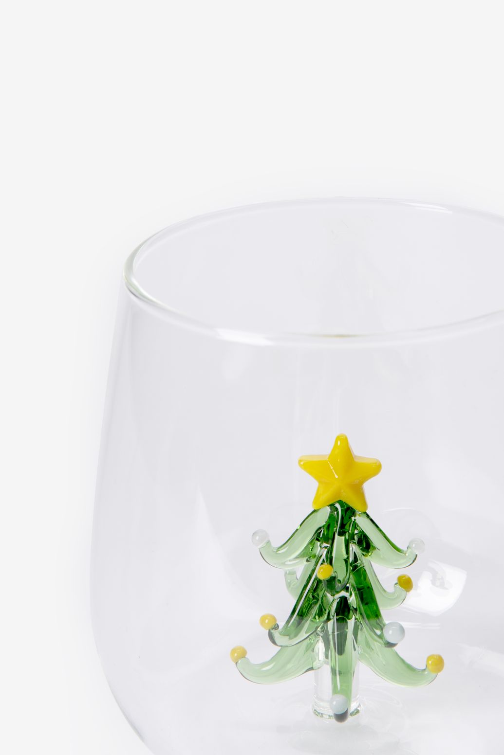 Wassergläser mit Weihnachtsbaum