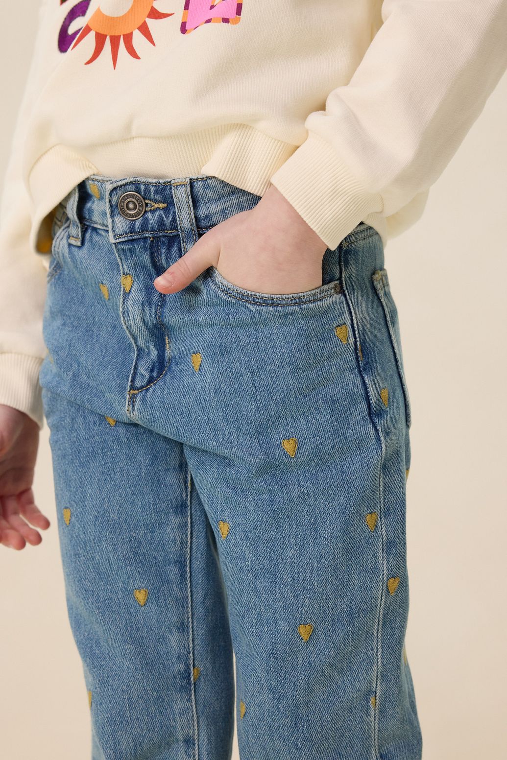 Tapered Jeans mit Herzstickerei - blau