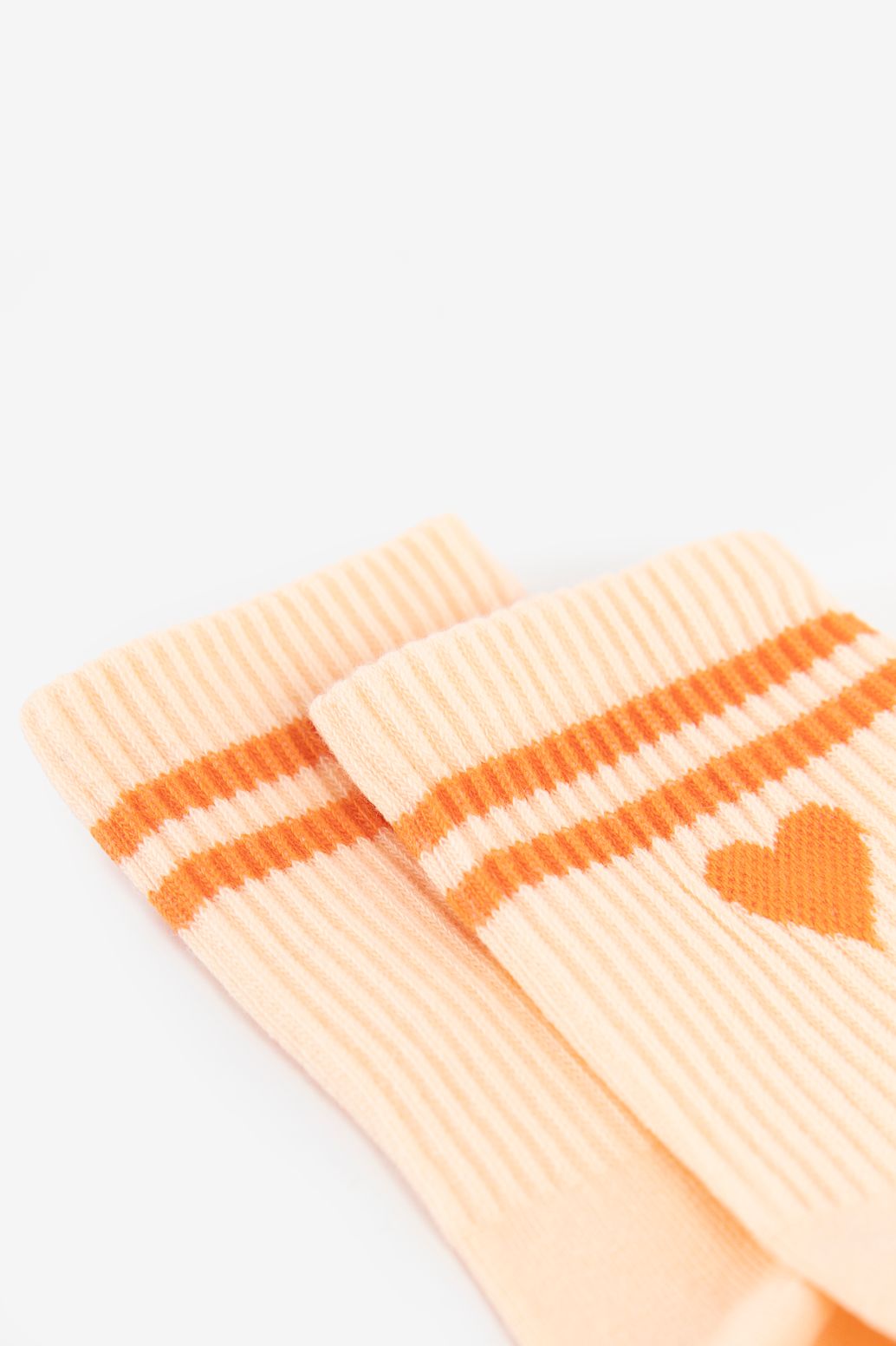 Oranje sokken met hartje