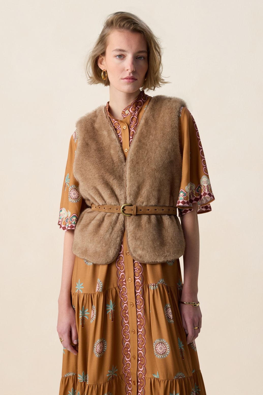 Bruine suède riem met goudkleurige gesp