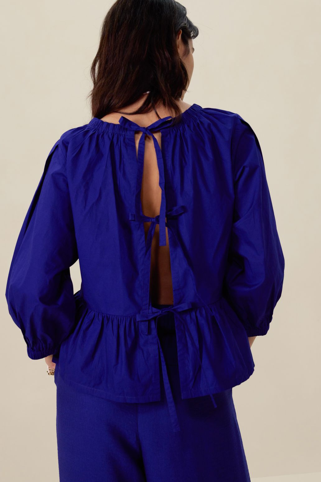 Donkerblauwe top met ruffle