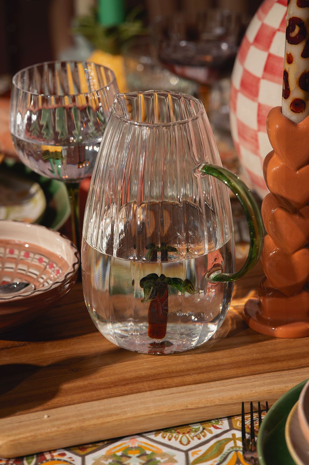 Glaskaraffe mit Palme