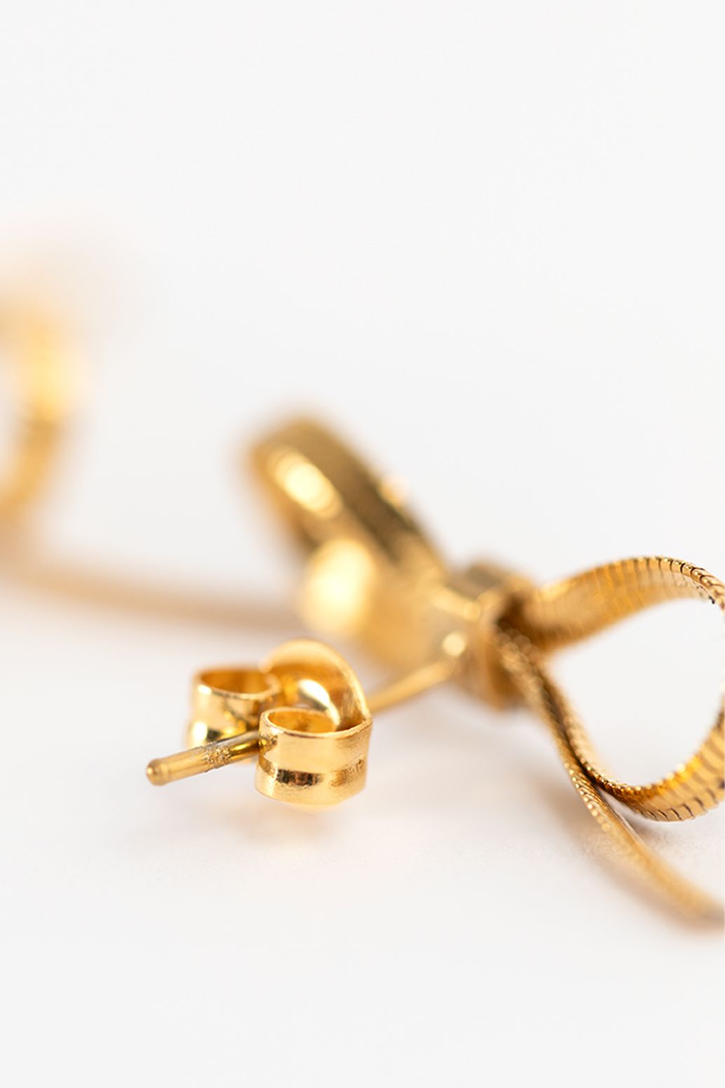 Gold plated stud oorbellen met strikjes