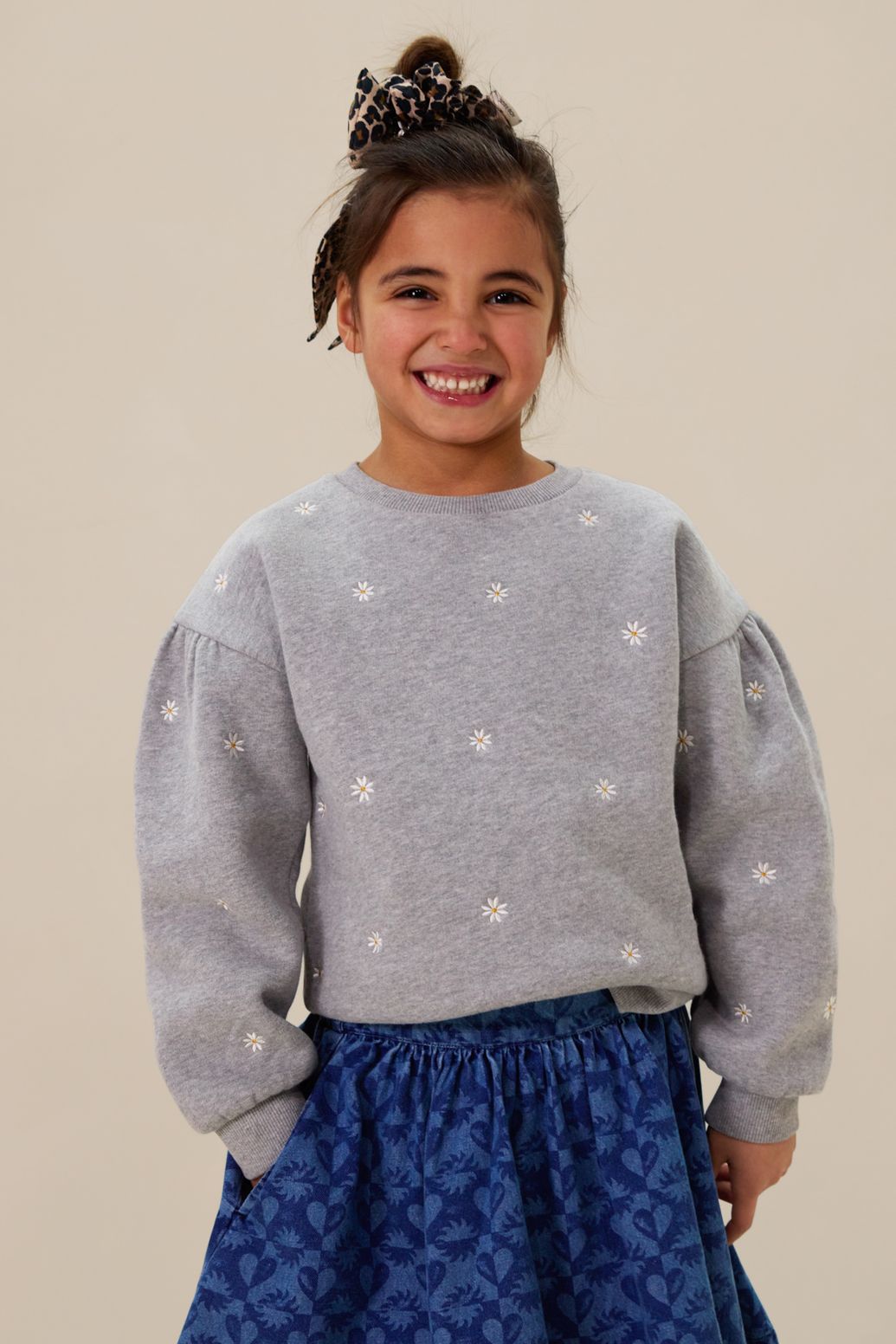 Sweater mit Gänseblümchen-Stickerei - grau