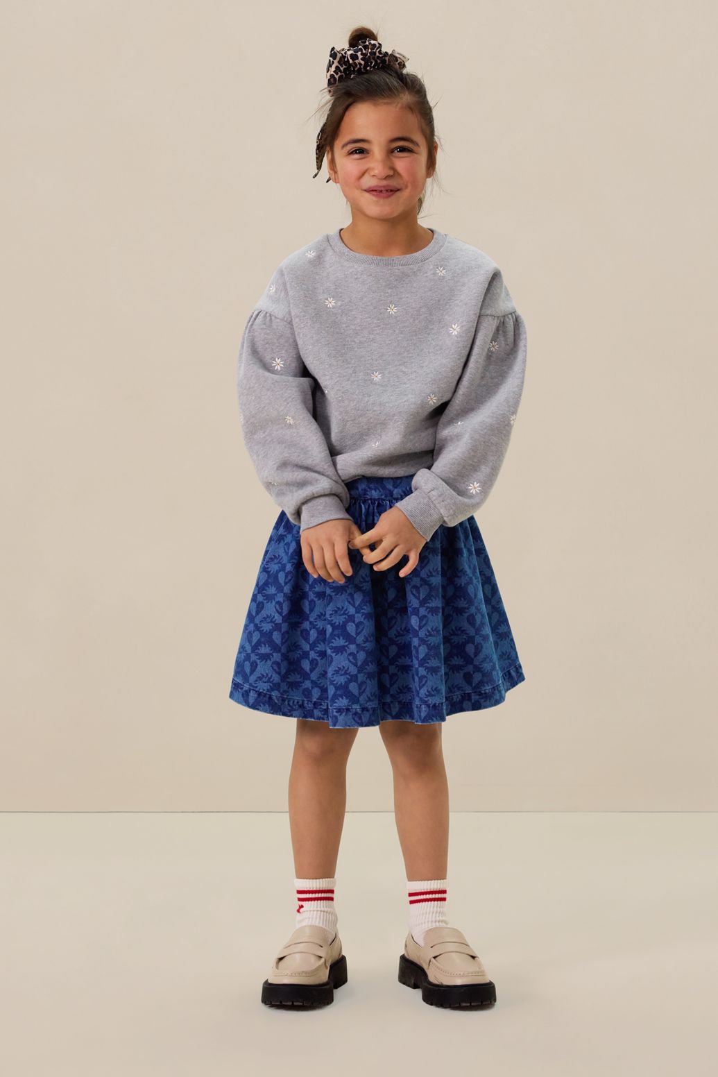 Sweat avec marguerites brodées - gris
