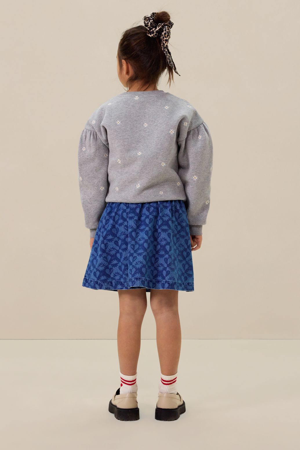 Sweat avec marguerites brodées - gris