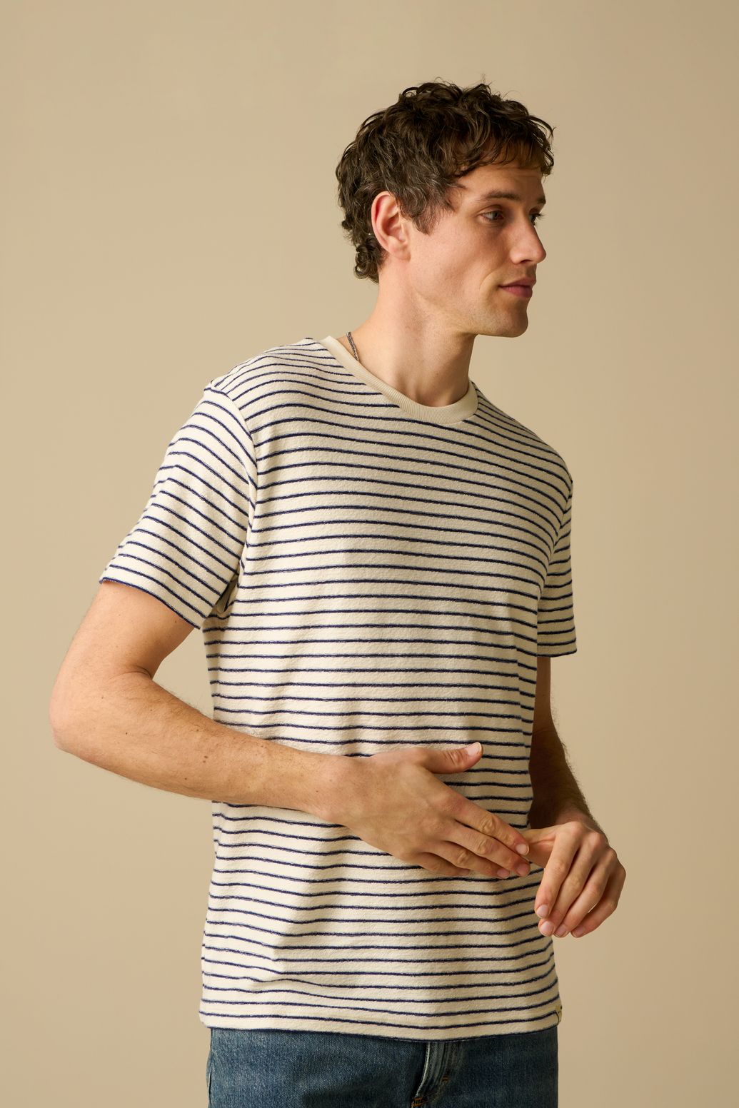 Wit T-shirt met donkerblauwe strepen