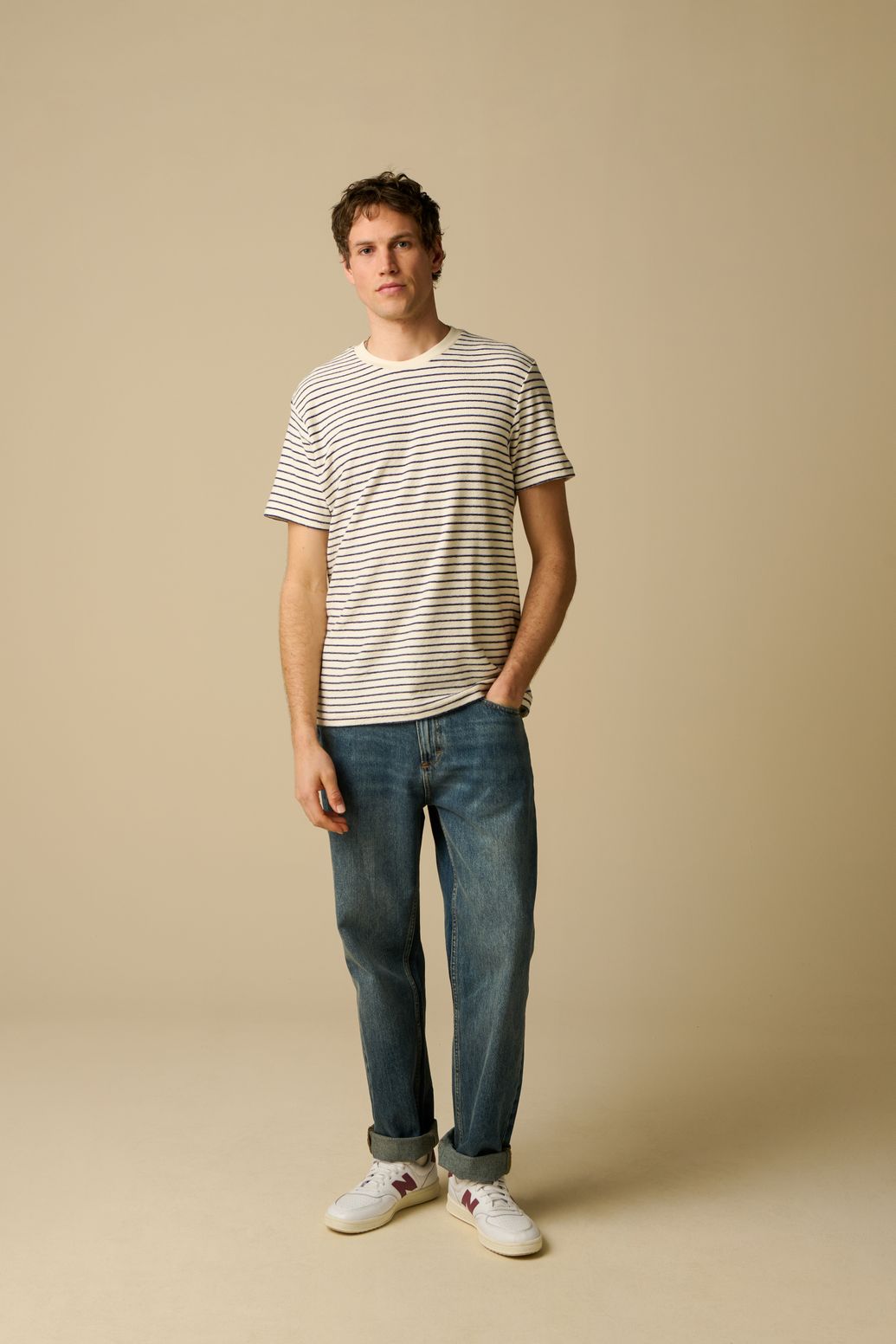 Wit T-shirt met donkerblauwe strepen