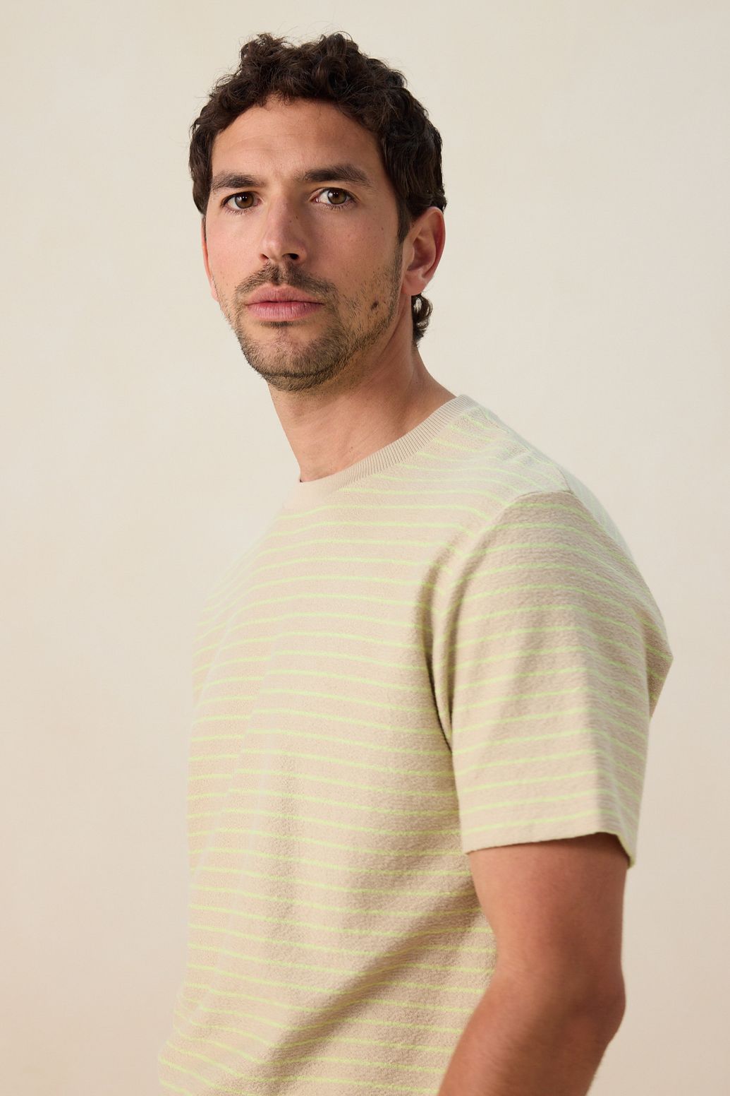 Beige t-shirt met strepen