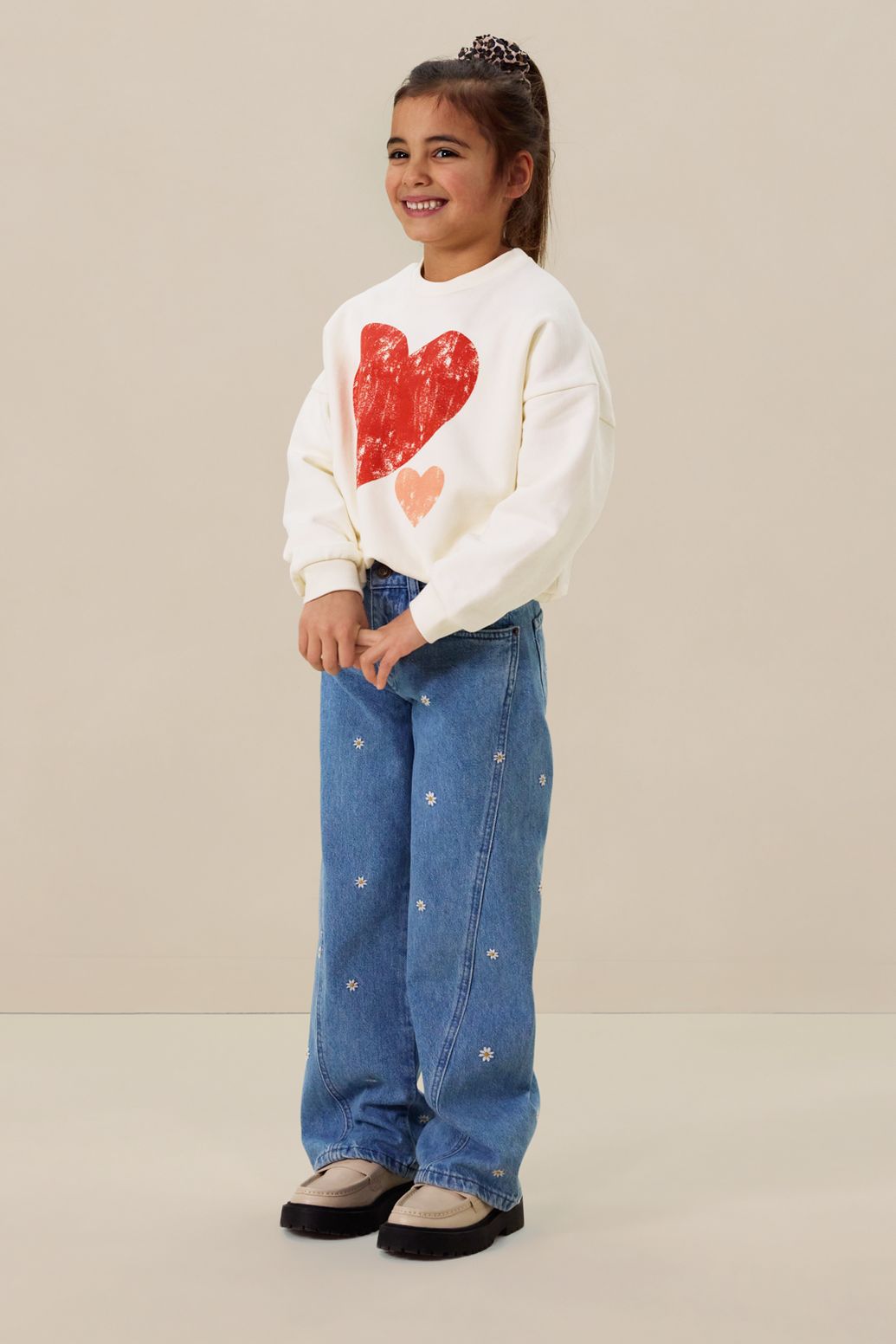 Weite Jeans mit Stickerei - blau