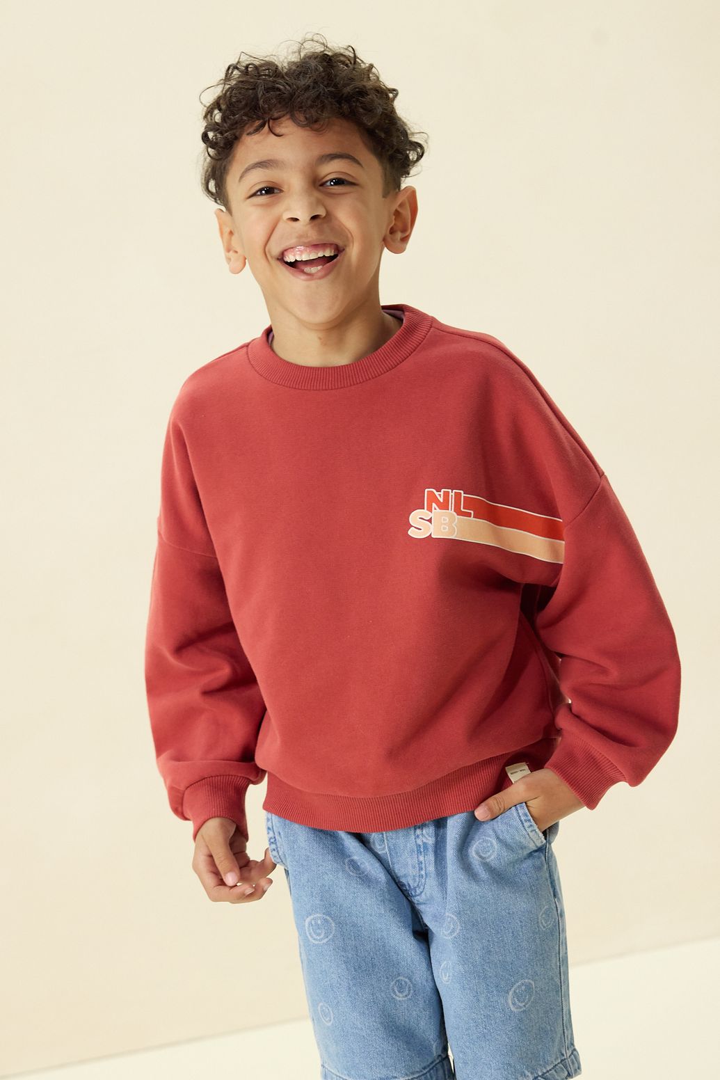 Donkerrode sweater met artwork