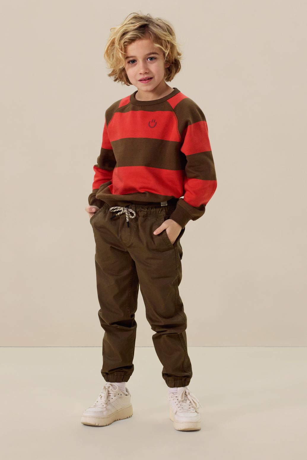 Denim-Jogger mit Kordelzug - dunkelbraun