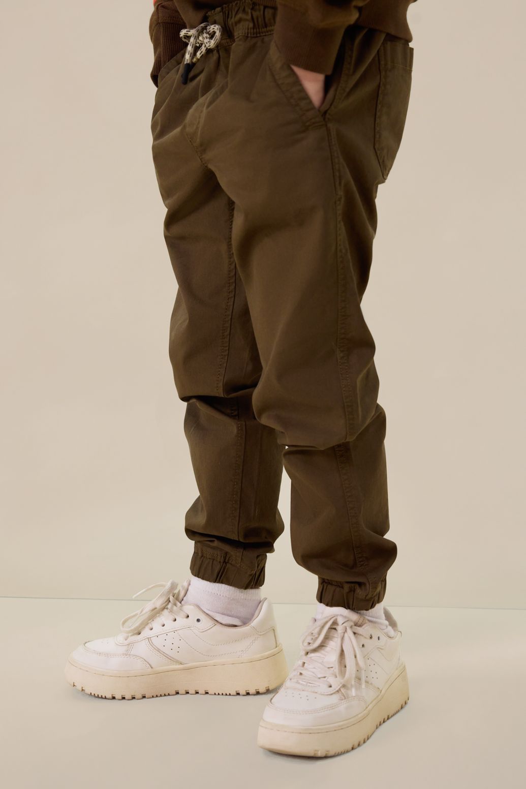 Denim-Jogger mit Kordelzug - dunkelbraun