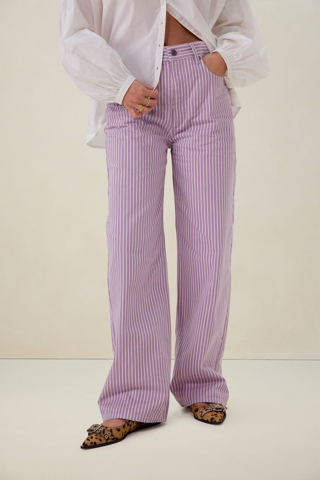 Lichtpaarse mid waist wide leg jeans met strepen