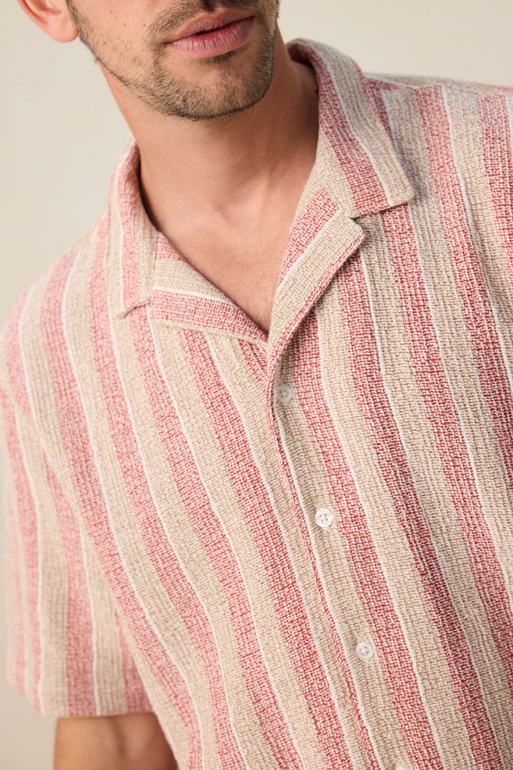 Donkerrood gestreept overhemd