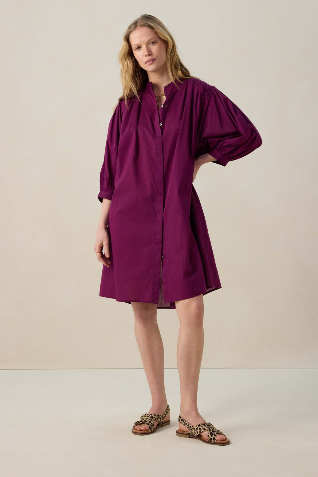 Donkerpaarse jurk met ceintuur