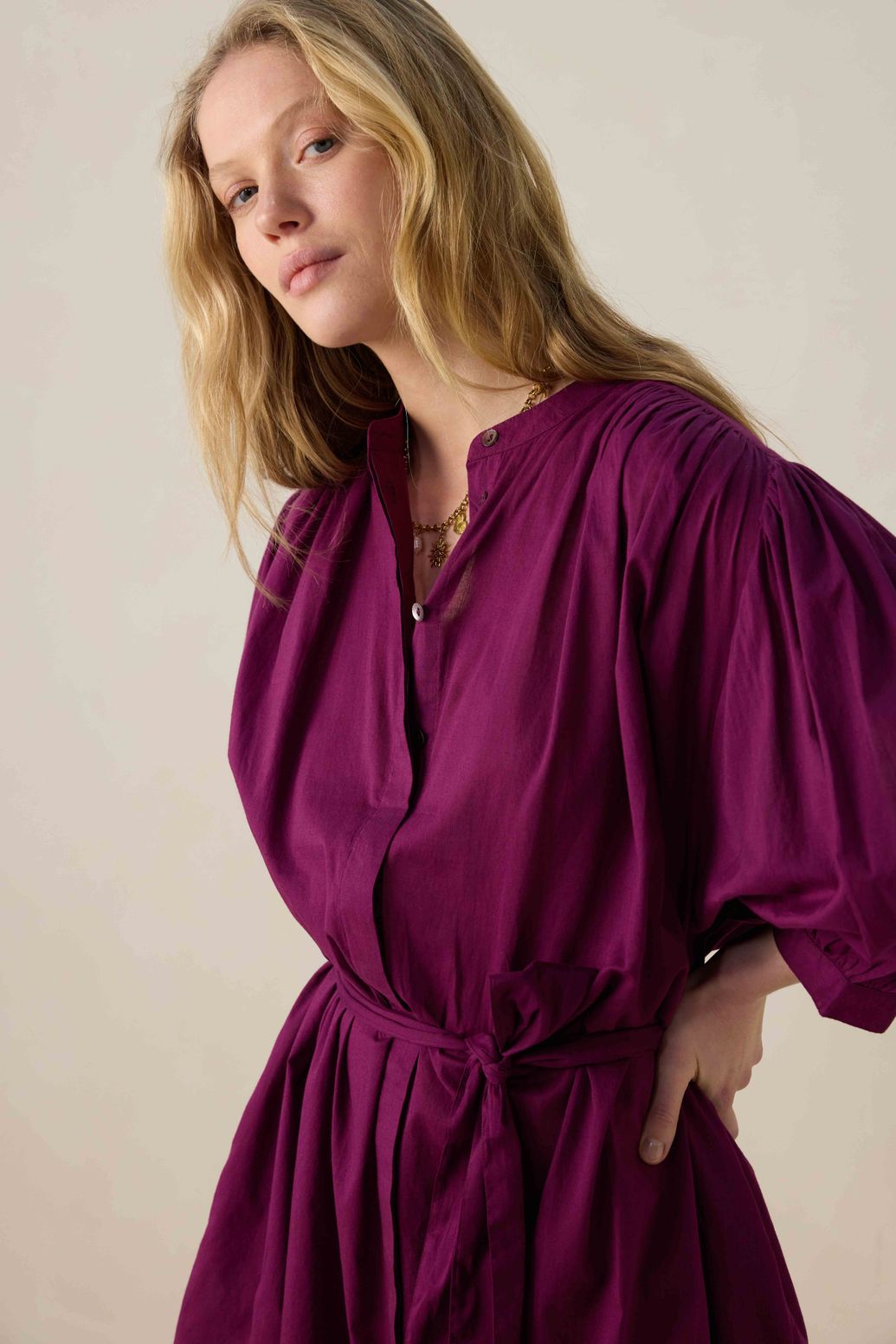 Donkerpaarse jurk met ceintuur