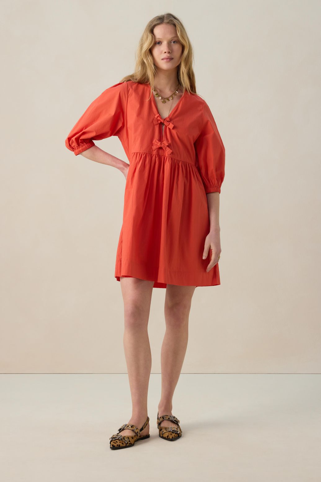 Rode jurk met pofmouwen