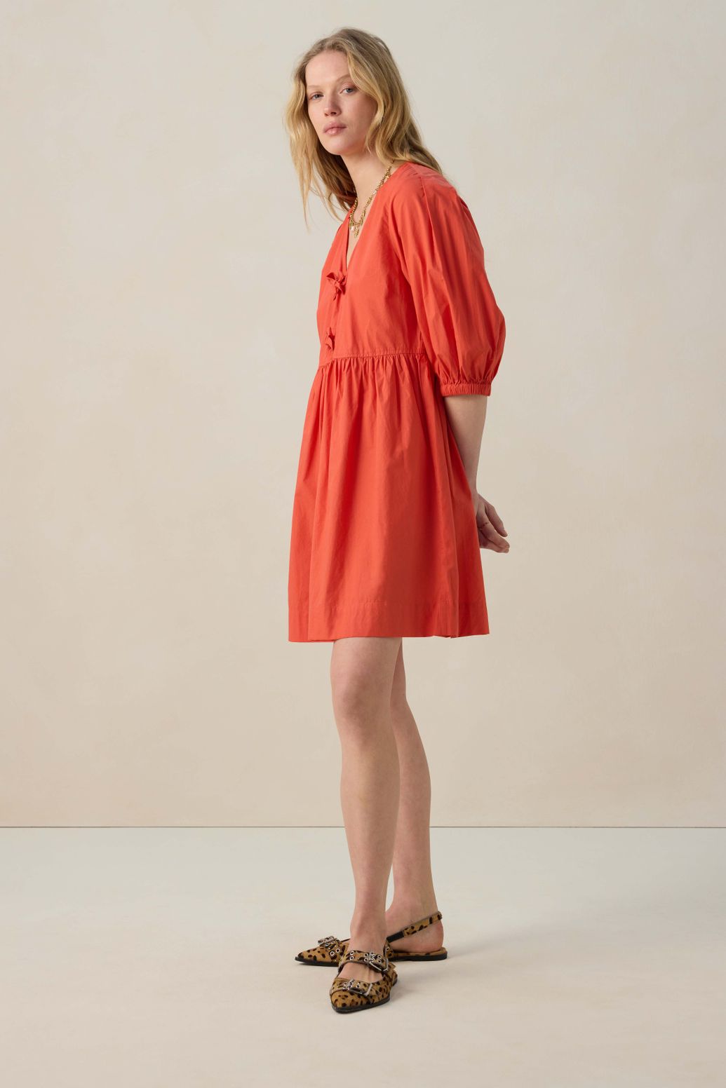 Rode jurk met pofmouwen