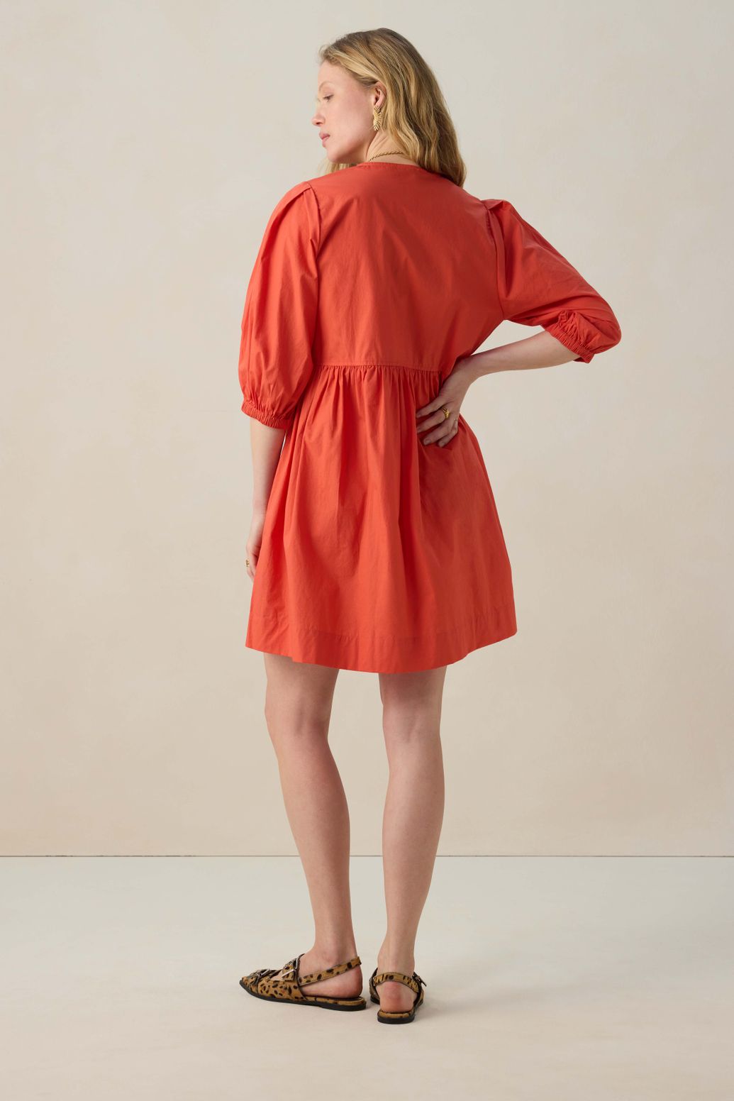 Rode jurk met pofmouwen