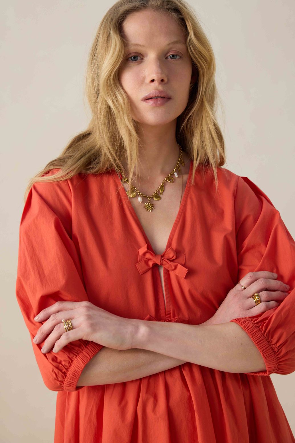 Rode jurk met pofmouwen