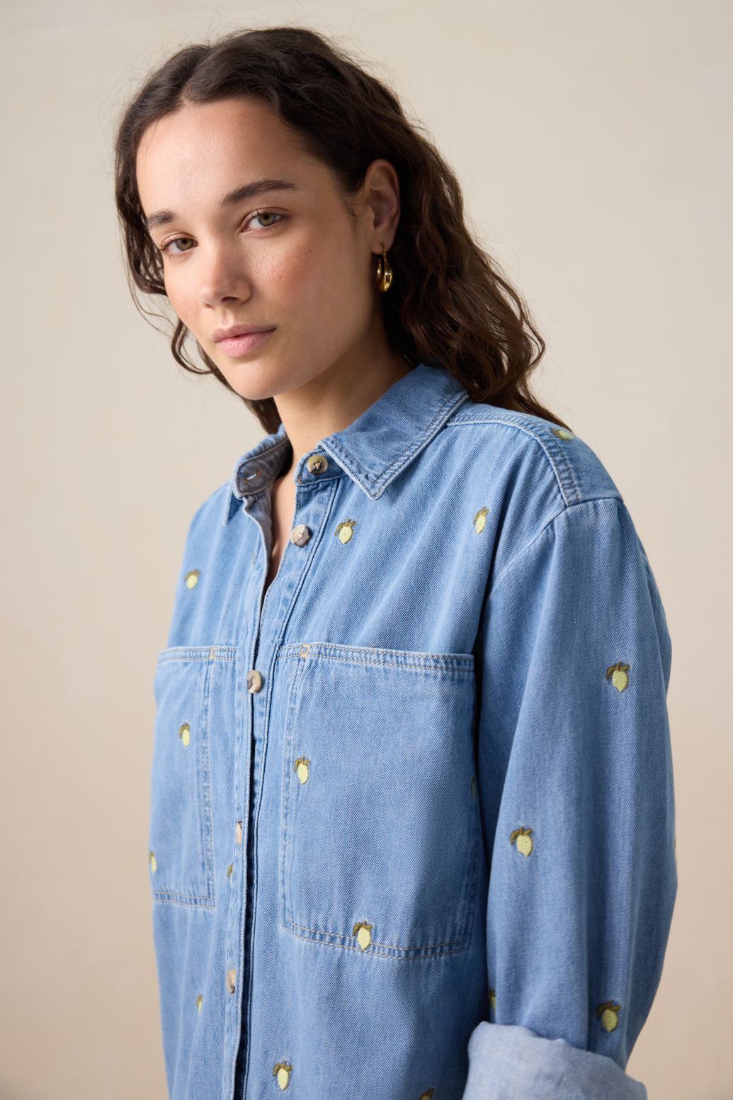 Robe en jean avec broderies - bleu