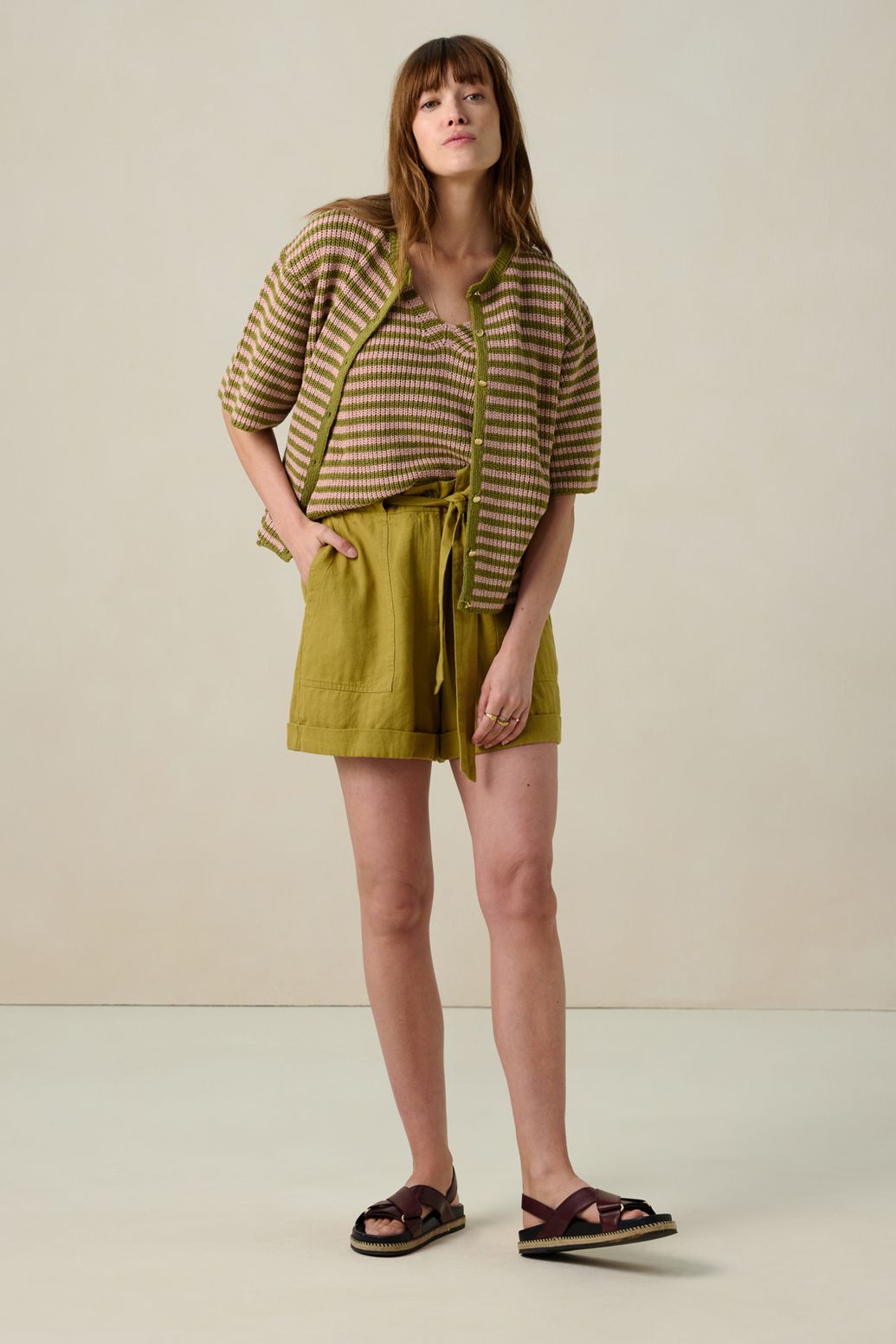 Gestreifte Strickjacke mit kurzem Arm