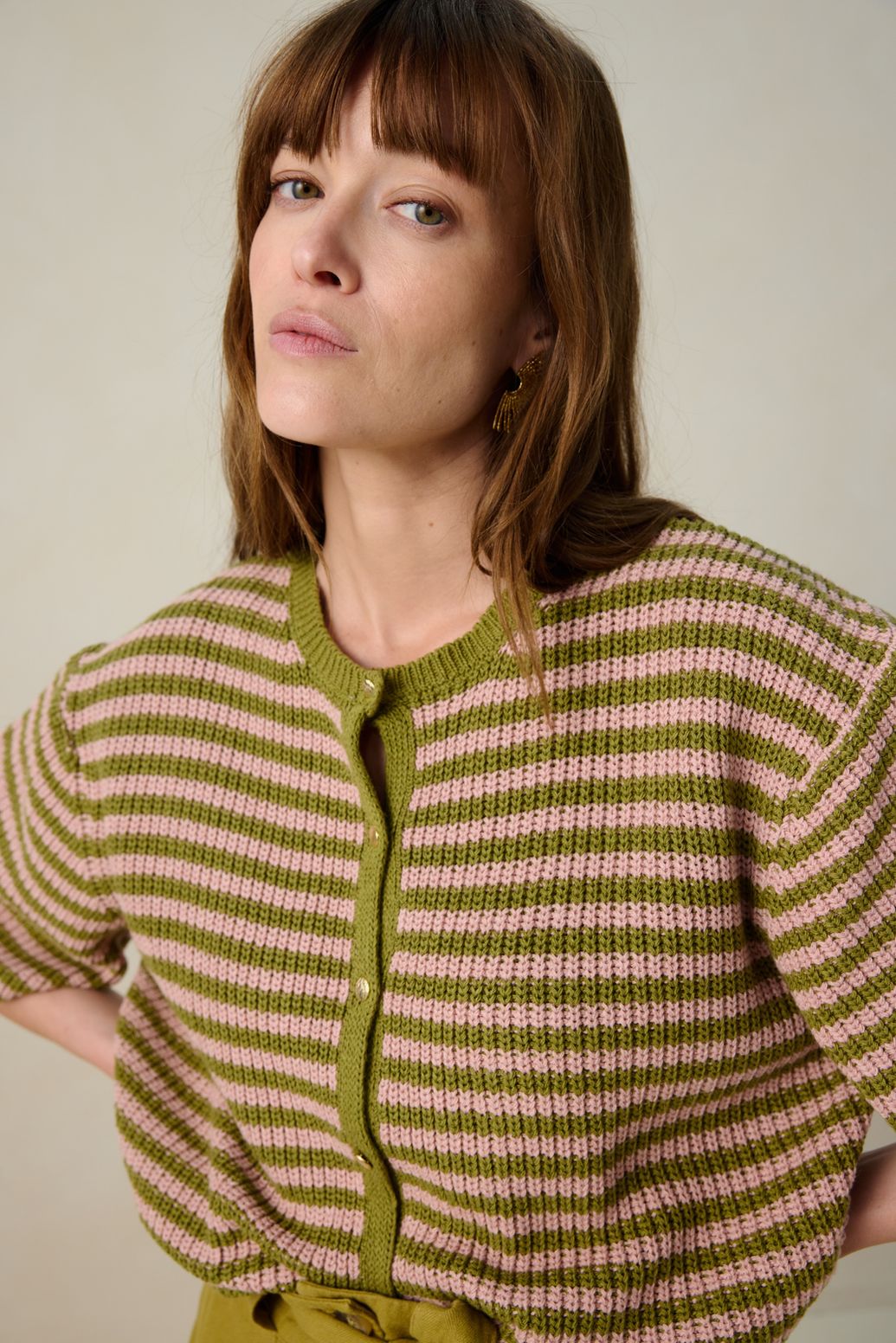 Gestreifte Strickjacke mit kurzem Arm