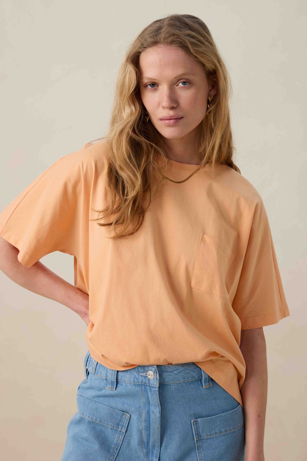 Lichtoranje T-shirt met borstzakje