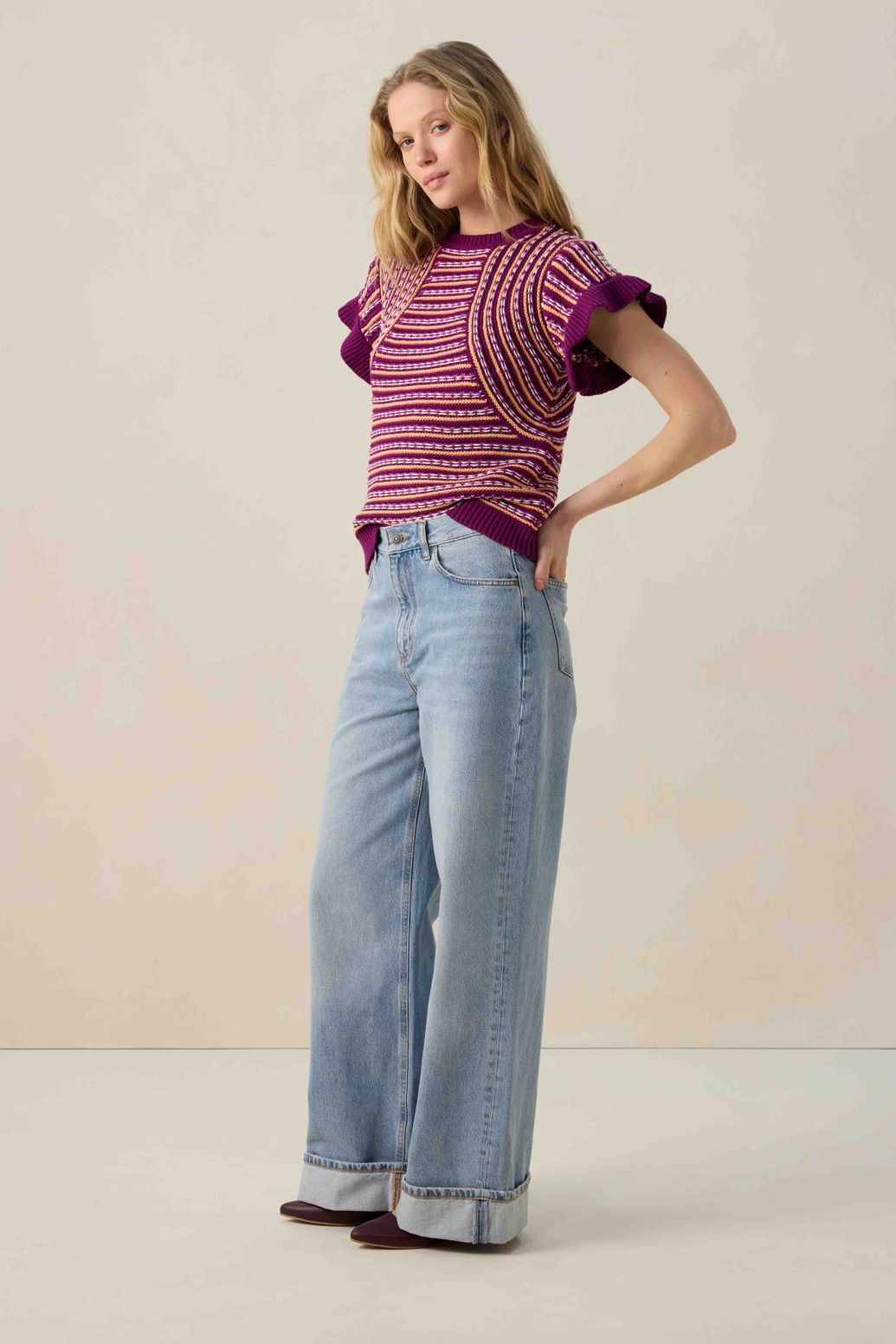 Gestreifter Strickpullover mit kurzem Arm - lila