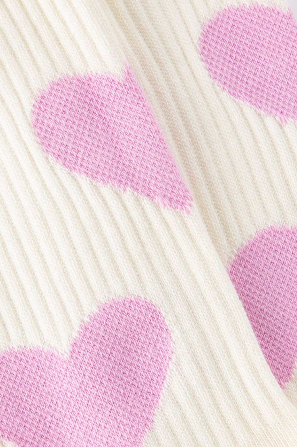 Witte sokken met hartjes