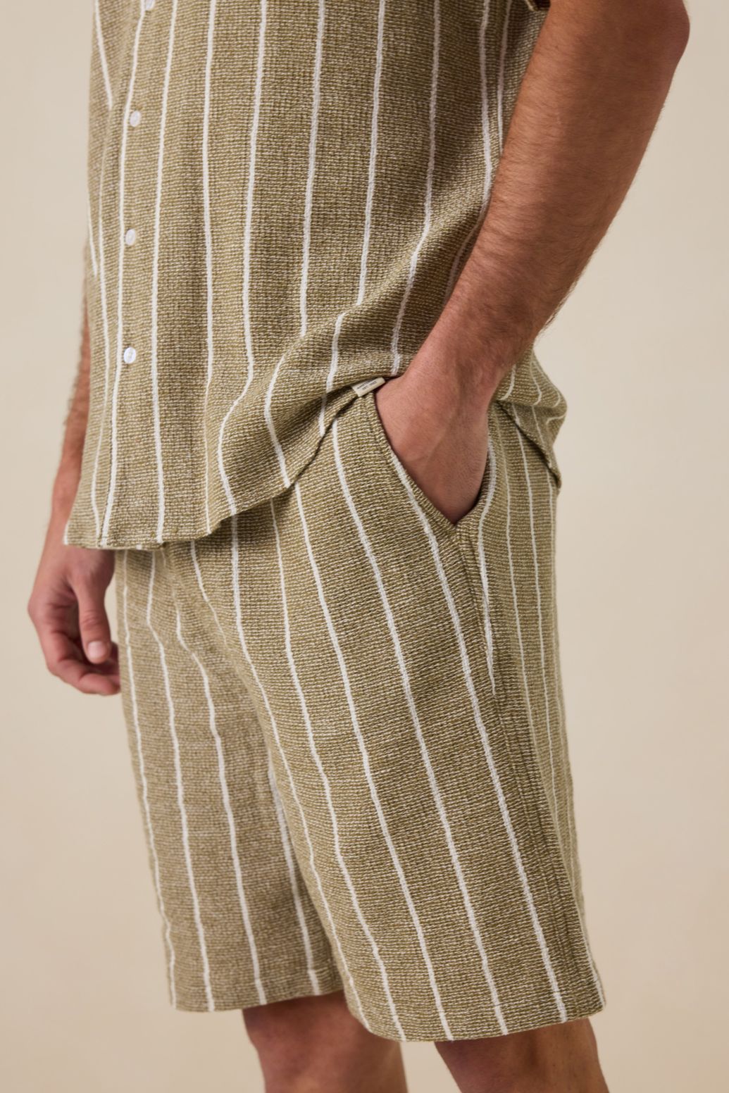 Lichtgroene short met strepen