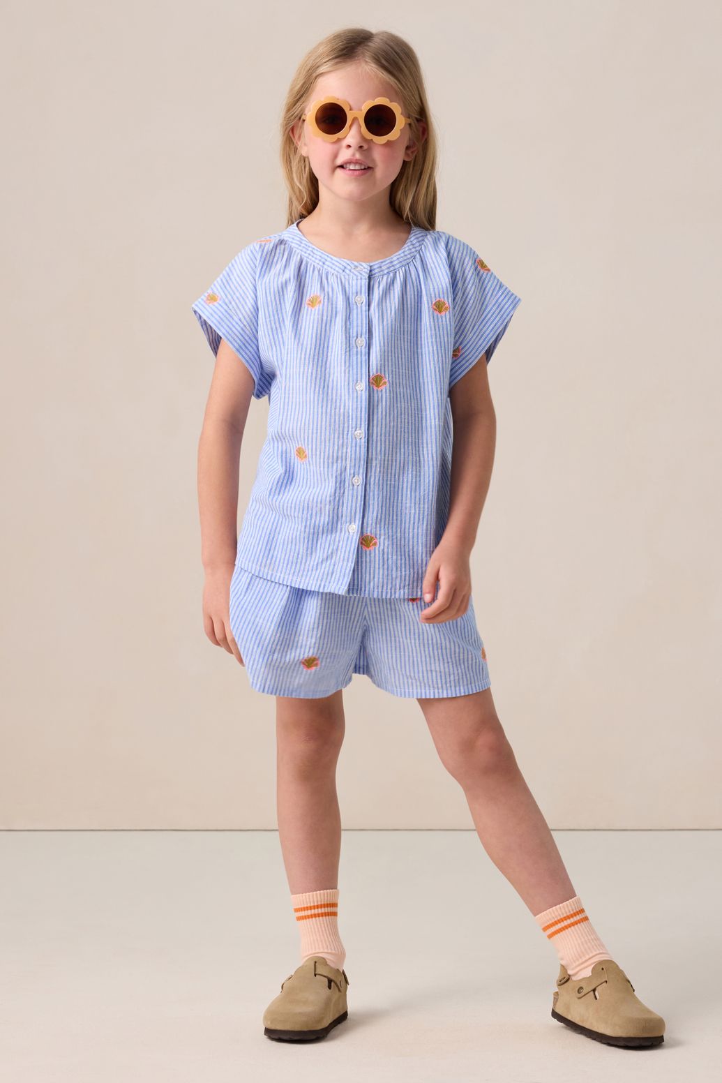 Gestreifte Shorts mit Stickerei - blau