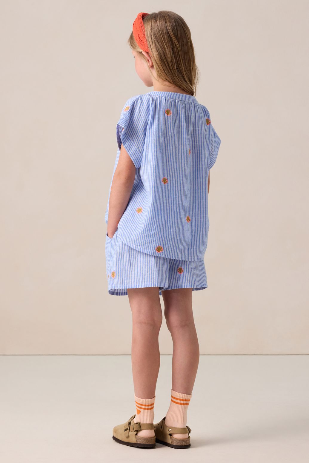 Gestreifte Shorts mit Stickerei - blau