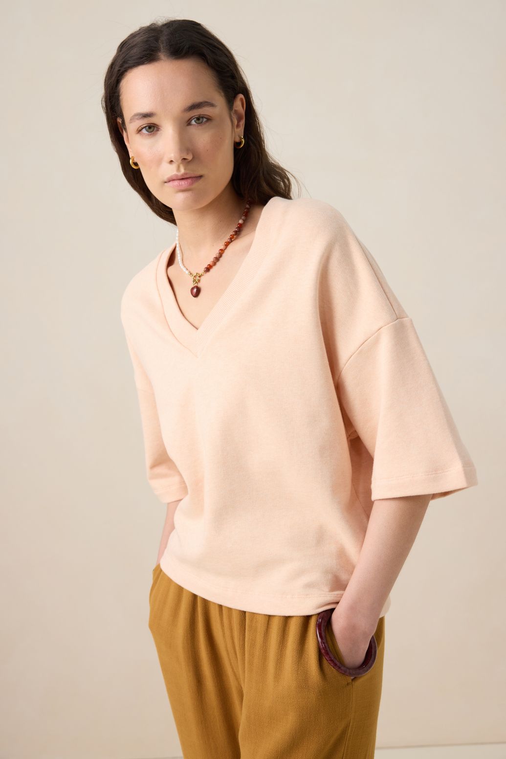 Lichtroze sweater met V-hals