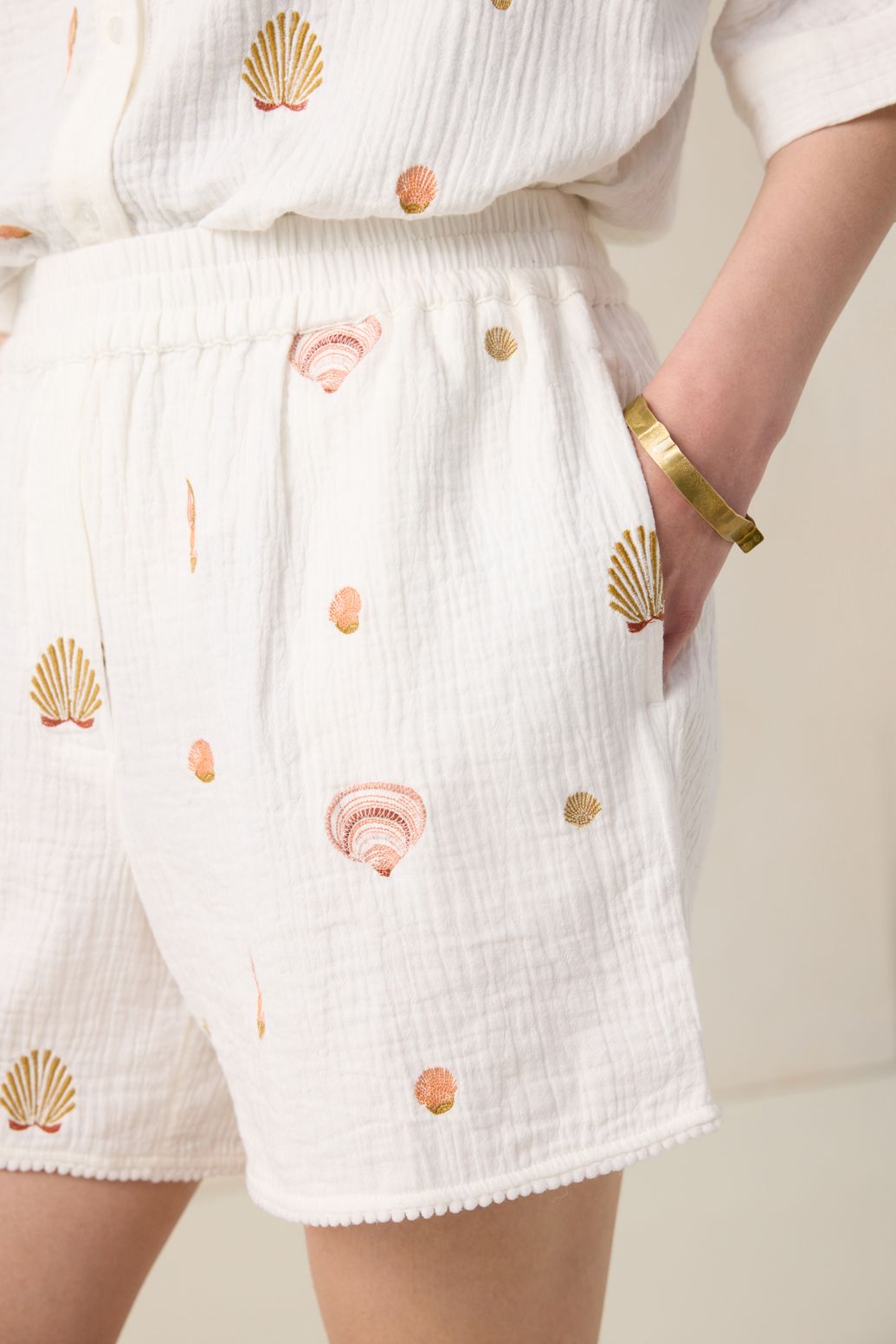 Witte mousseline short met embroidery