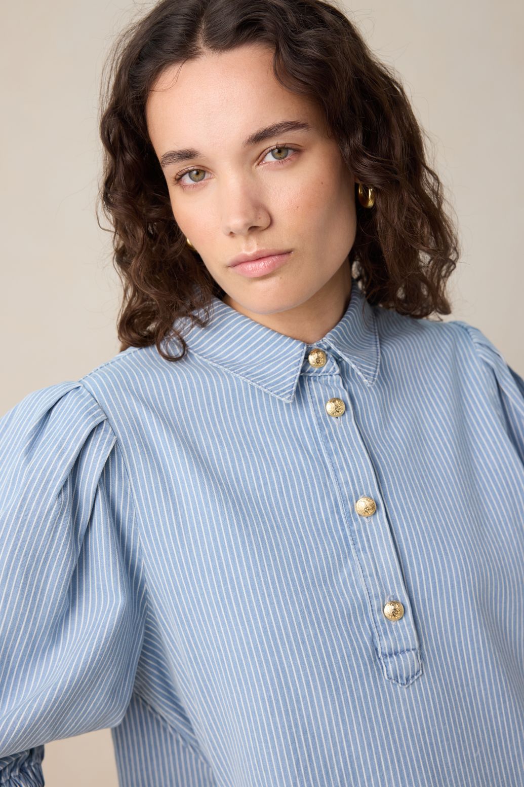 Blauwe denim jurk met pofmouwen