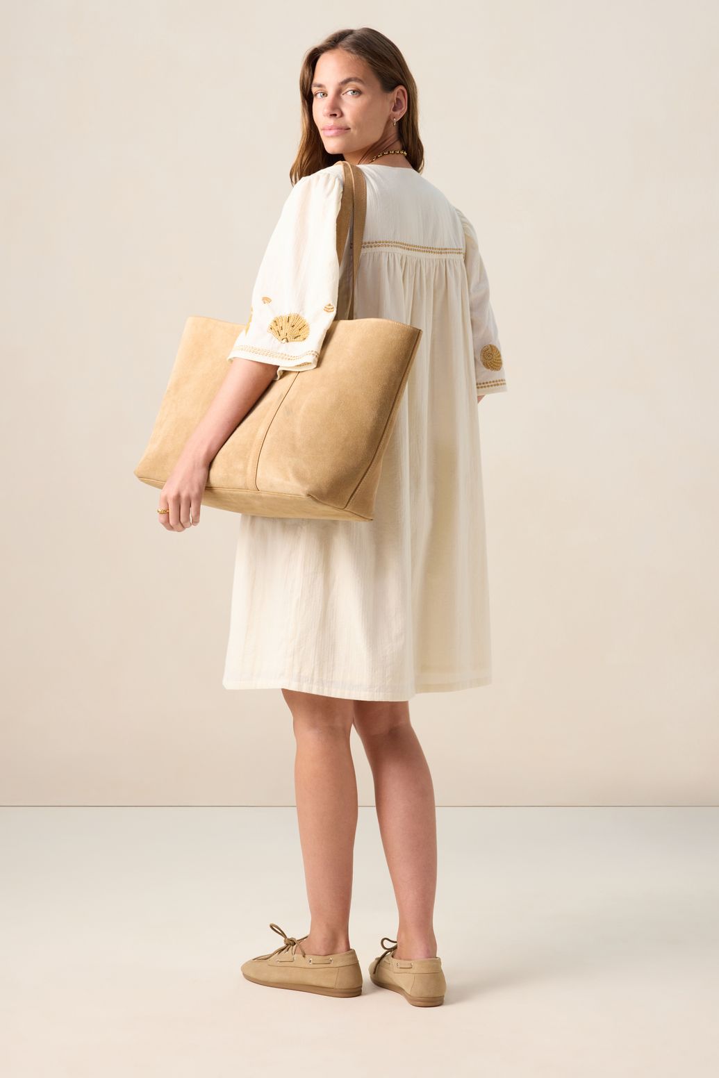 Robe mi-longue avec broderies - blanc