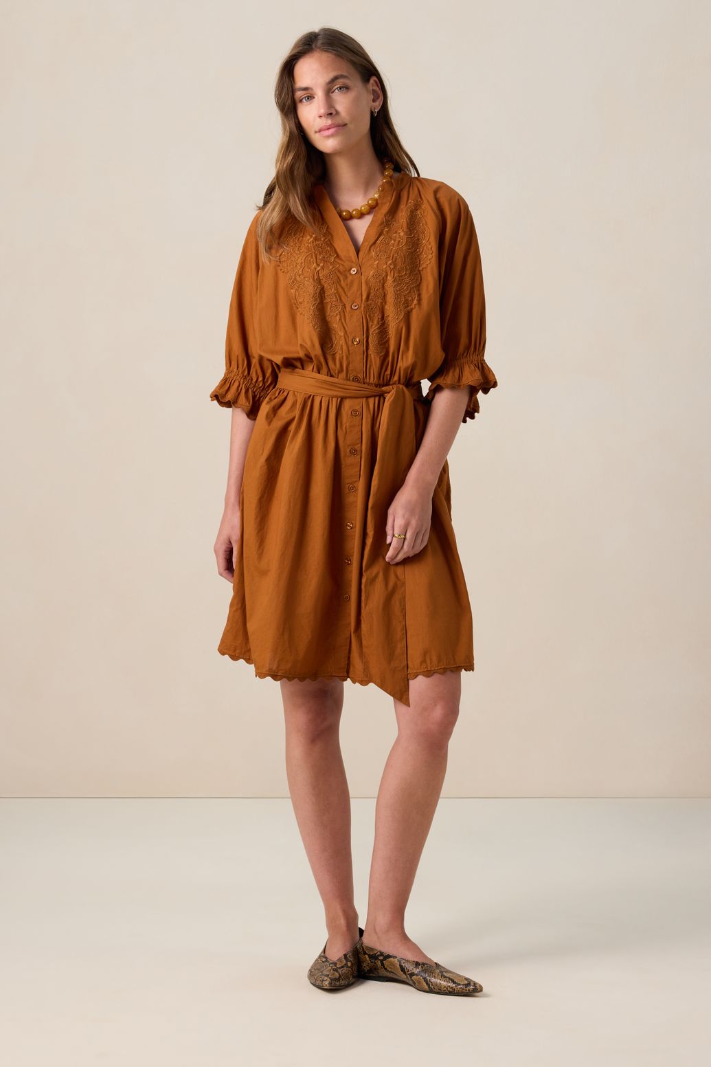 Robe avec broderies - marron