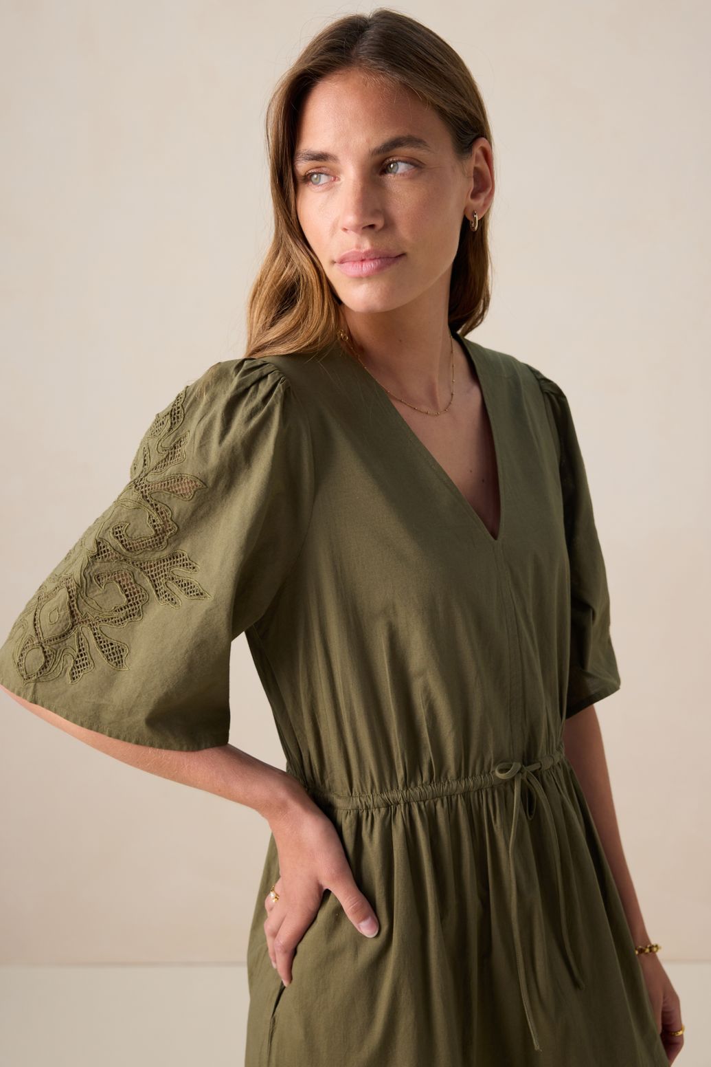 Robe longue avec broderies - vert foncé
