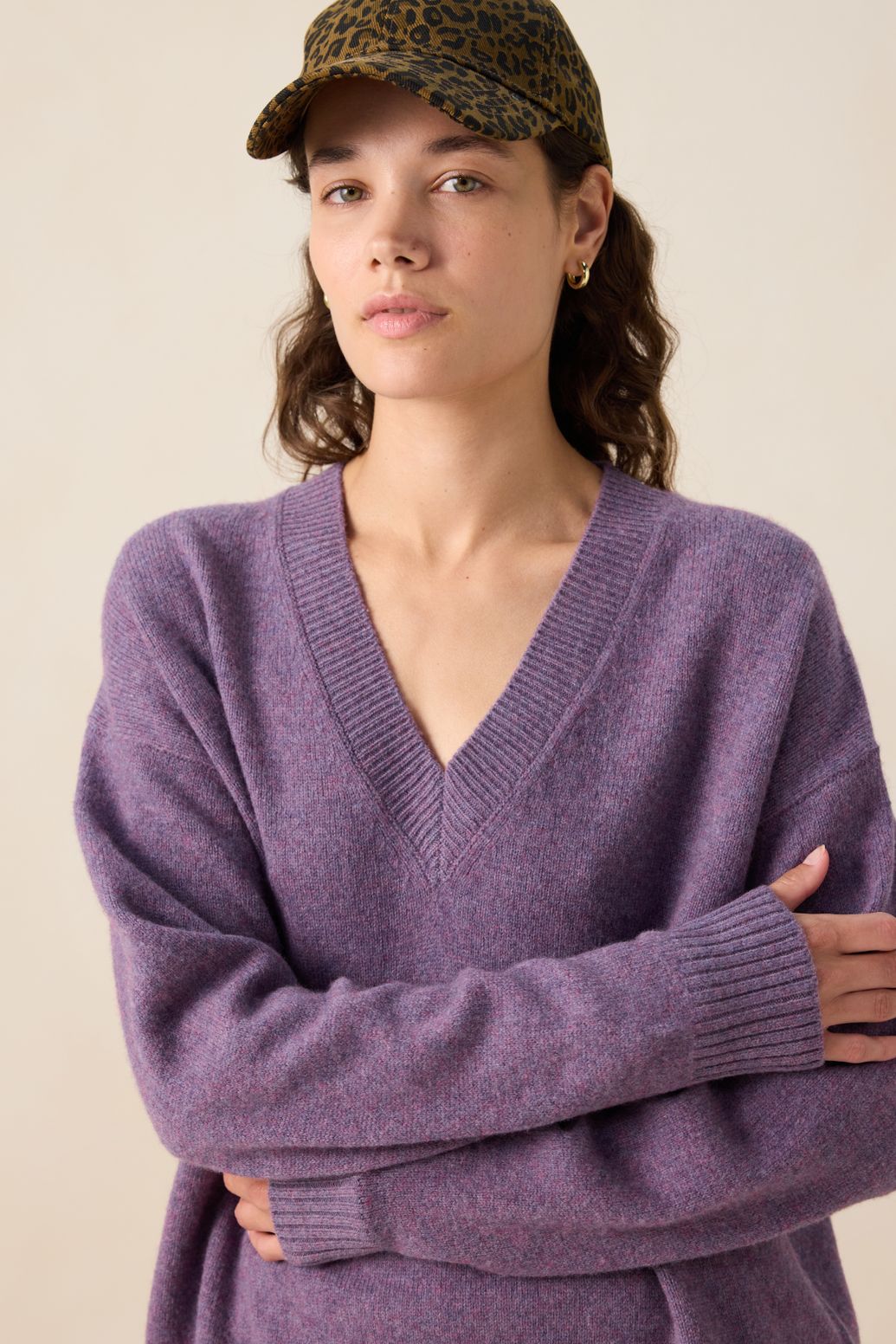 Paarse trui met V-hals