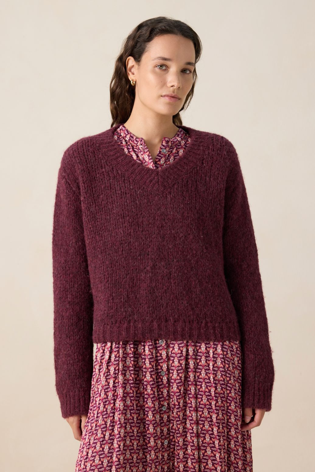 Donkerrode trui met V-hals