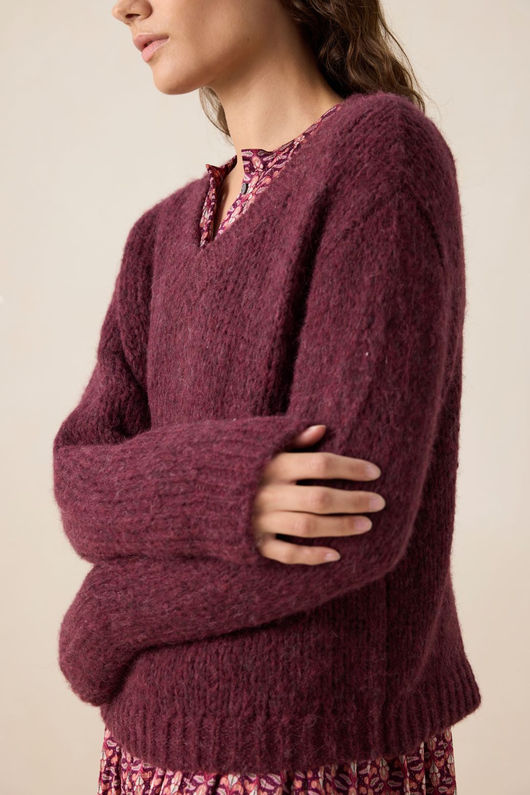 Donkerrode trui met V-hals